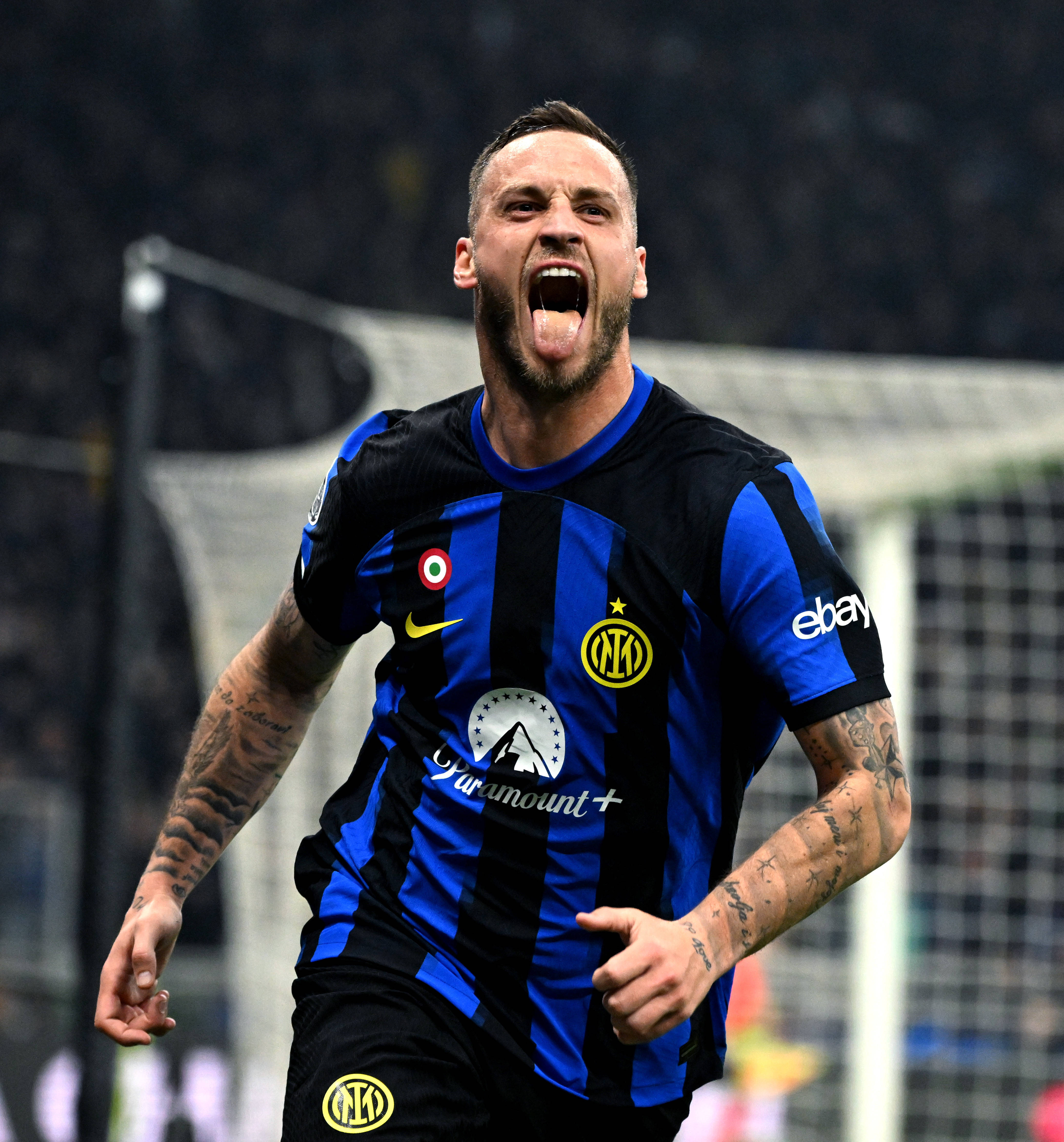 艾顿是湖人队史首位100%命中率0失误且砍两双的首发球员（艾顿成湖人队史首位先发，100%命中零失误豪取两双）