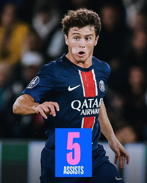 俄罗斯运动员谢尔盖-博伊在1800米高空踢球，挑战极限，引发热议。