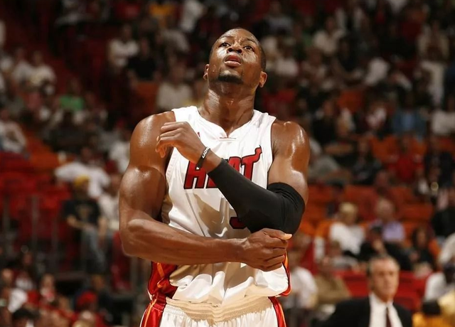 罗马税前年薪排名：迪巴拉1290万断崖领跑，利昂-贝利650万第2（罗马队税前薪资榜：迪巴拉1290万一骑绝尘，利昂-贝利650万位居第二）