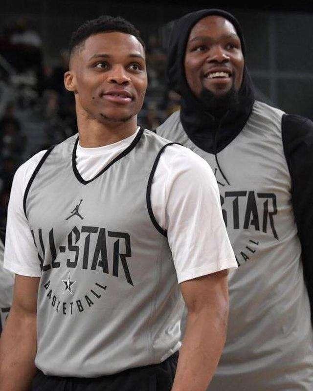 养伤期间看看球，阿什拉夫现场观看埃尔切vs皇马（阿什拉夫养伤期现身看台，观战埃尔切对皇马）