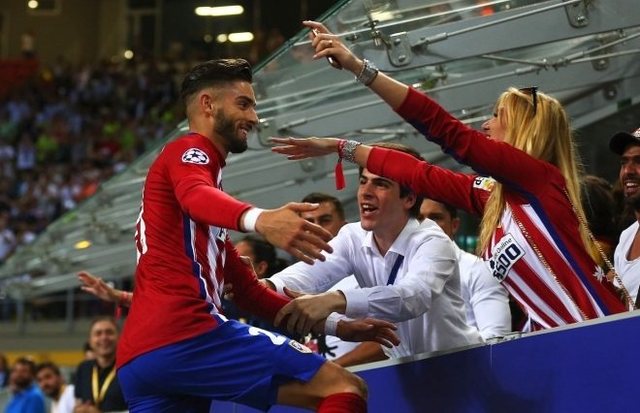 致敬，王刚庆祝足协杯冠军时背后写着：献给我们的主帅塞蒂恩（王刚庆足协杯封王，背后字样致敬主帅塞蒂恩）