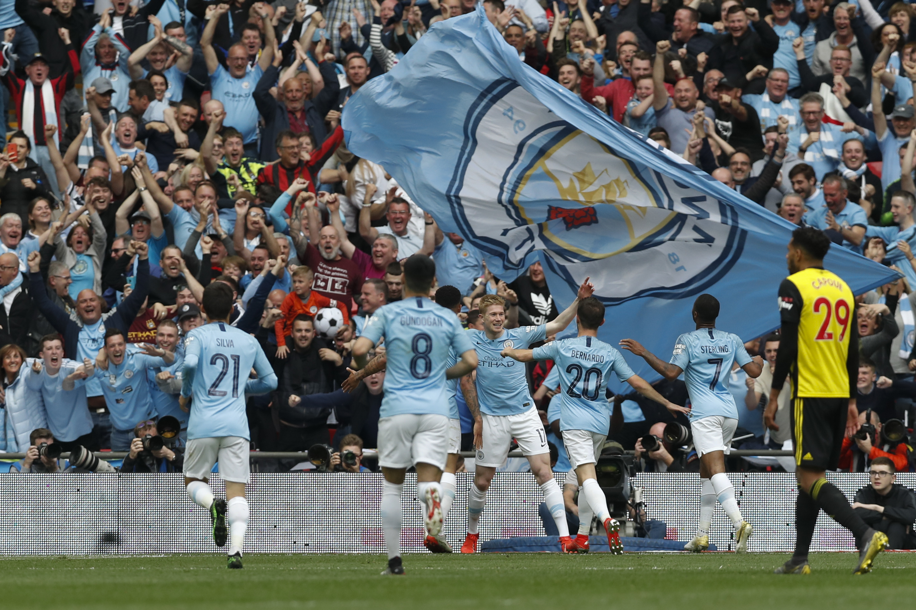 意媒：新星伊万-马耶首次入选一线队，他在国米的未来计划中（意媒：小将伊万-马耶首次进入一线队，已被纳入国米未来规划）