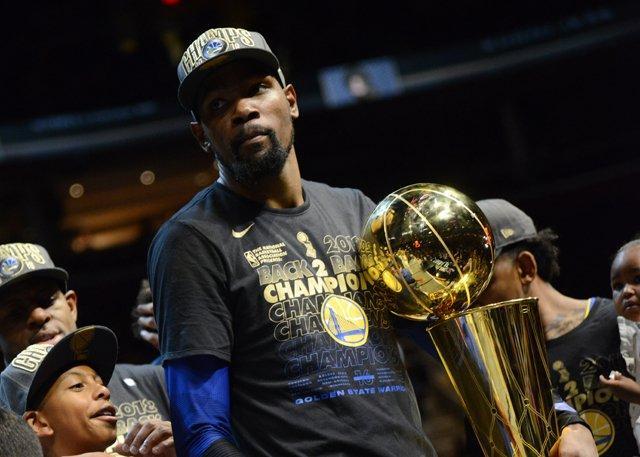 足球Chant大搜集：永远高歌的球迷，他们在唱着什么？（看台永恒的歌声：足球Chant都在唱些什么？）