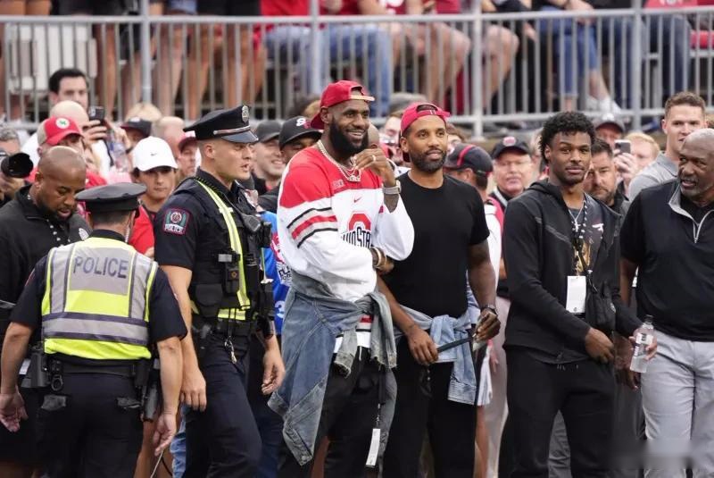 篮球湖人球迷为球队准备应援物（湖人球迷为主队筹备应援物资）